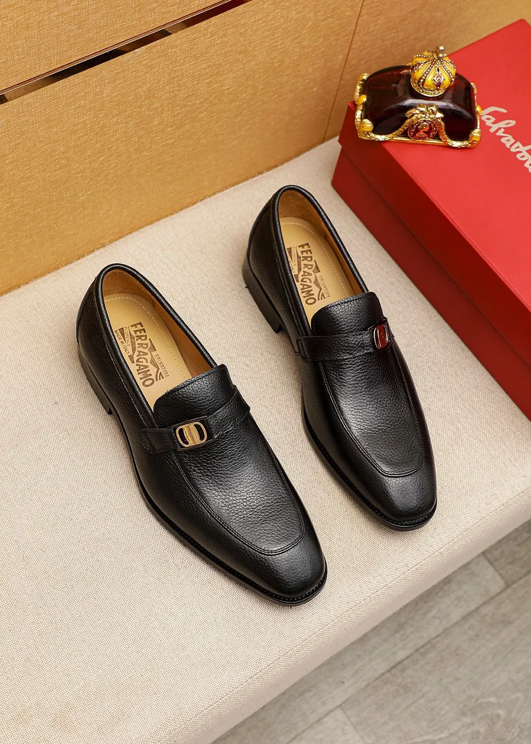 Men's shoes 💰460 💐 Product trademark: Ferragamo "Ferragamo" casual leather shoes Regular size: 38-44 (45.46🉑️customized) Product materials: Selected imported first-layer pebbled cowhide leather upper + luxury hardware buckle, imported water-dyed cowhide leather lining. Strong three-dimensional visual effect, original outsole color: 2 colors available